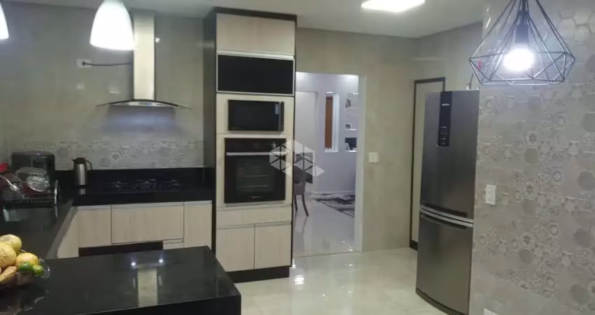 Amplo apartamento com quintal privativo e 2 vagas de garagem