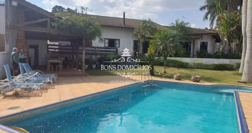 Belíssima casa térrea no Haras Bela Vista com 5 quartos e uma linda piscina.