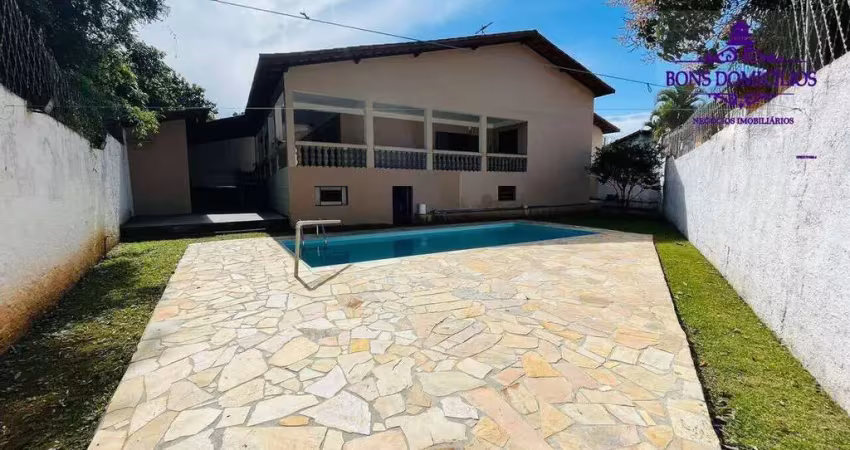Belíssima Casa térrea com piscina, uma linda varanda lateral e vista para a área de preservação permanente.