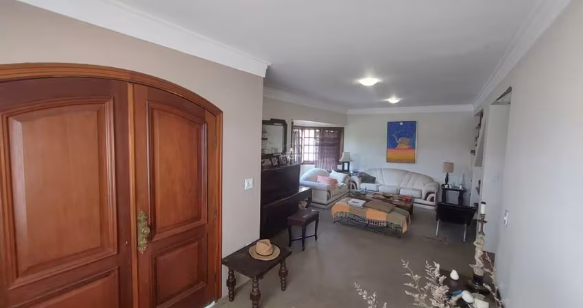 BELA CASA NUM DOS CONDOMÍNIOS MAIS PROCURADOS DA REGIÃO DA GRANJA VIANA. 3 ou 4 dorms  sendo uma suíte, 4 vagas 3 ou 4 banheiros e cozinha enorme.