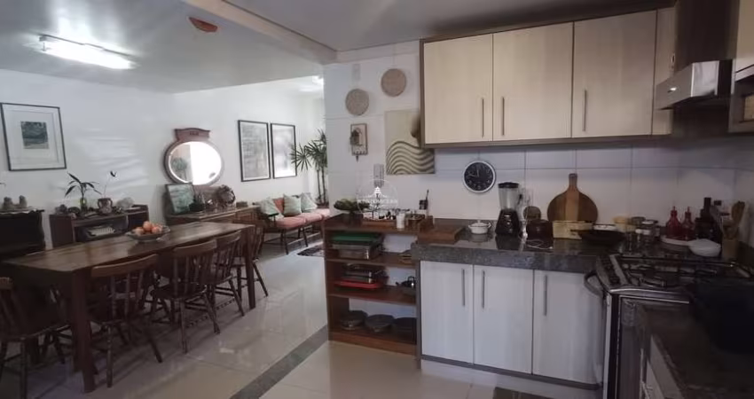 CHARMOSA E ACOLHEDORA CASA 4 DORMS NA GRANJA VIANA ABAIXO DO PREÇO PARA VENDA RÁPIDA