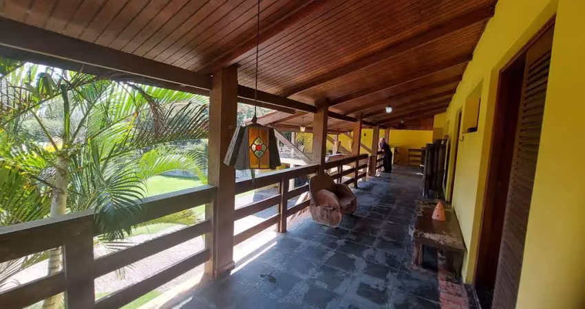 Casa térrea com quase 300m no miolo da granja viana em terreno de 1.000 metros com espaço e projeto para piscina e pomar