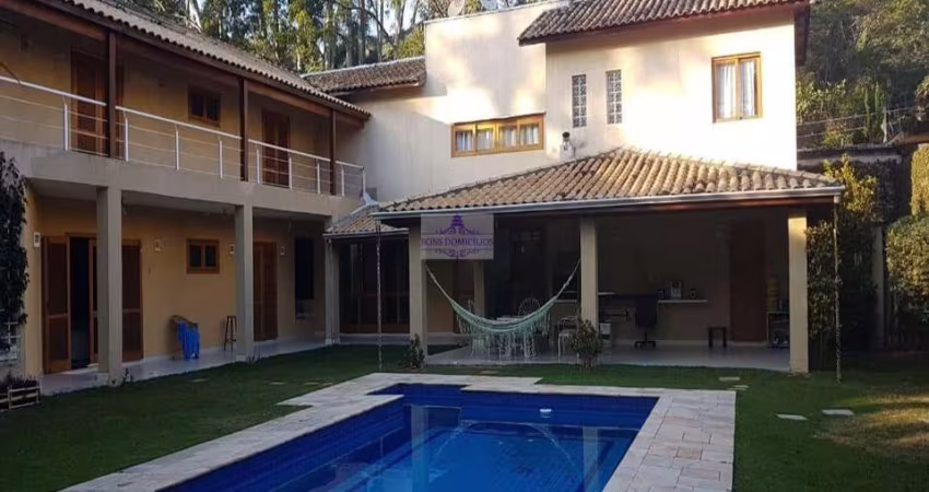 CASA COM 5 SUÍTES, LAREIRA E PISCINA EM CONDOMÍNIO NO CORAÇÃO DA GRANJA VIANA
