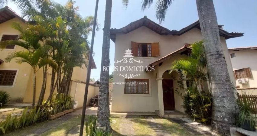 Casa com 3 dormitórios sendo uma suíte,  3 vagas e em condomínio completo numa das melhores localizações da Granja Viana.