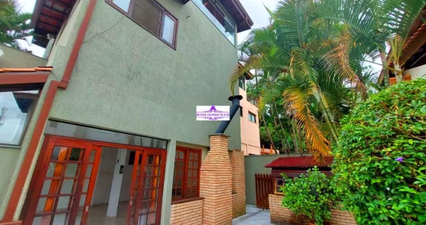 CASA NA MELHOR REGIÃO DA GRANJA VIANA EM CONDOMÍNIO FECHADO.