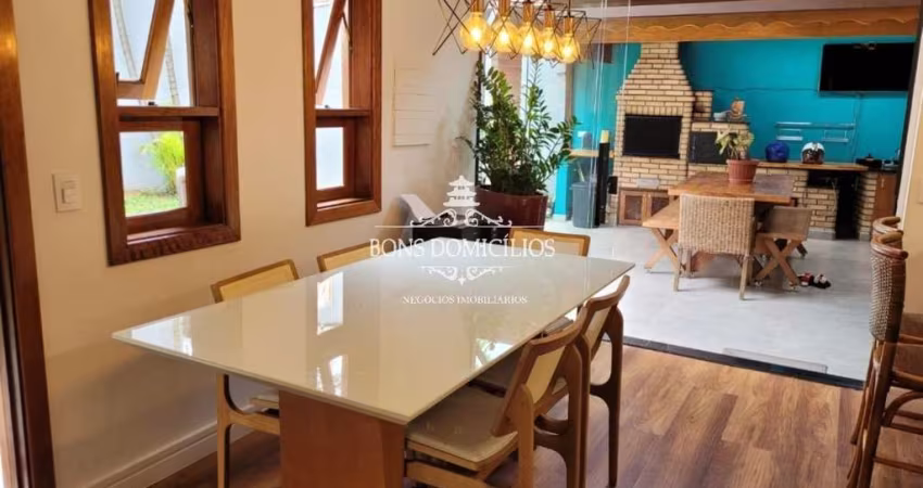 Casa com 3 dormitórios sendo 1 suíte com Closet e duas Vagas ao lado da Granja Viana