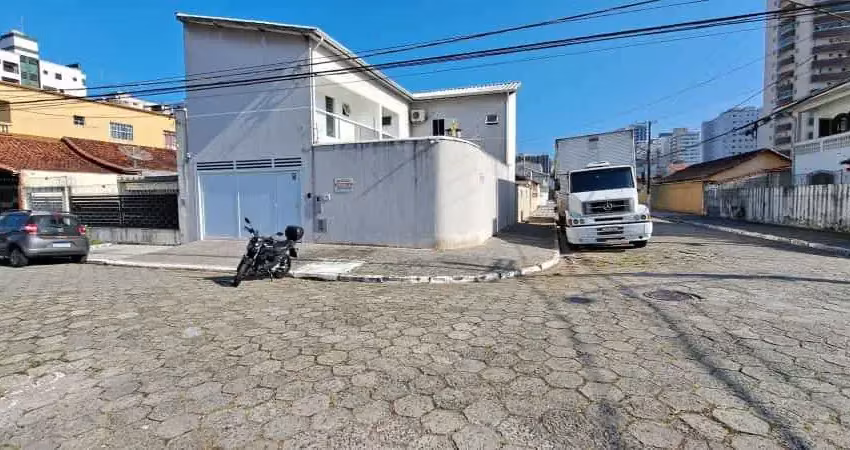 Lindo sobrado com piscina e a 300 metros da praia 