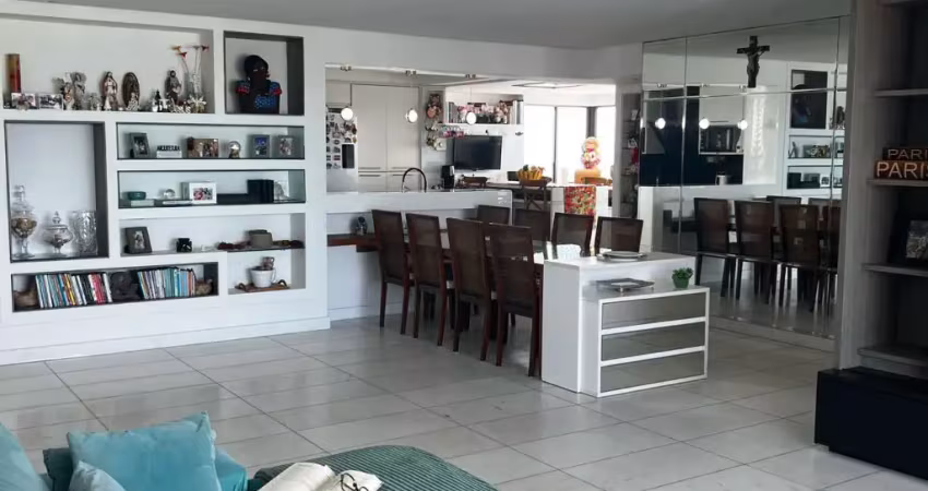 Apartamento mobiliado com 3 suítes, no melhor trecho de Boa Viagem.