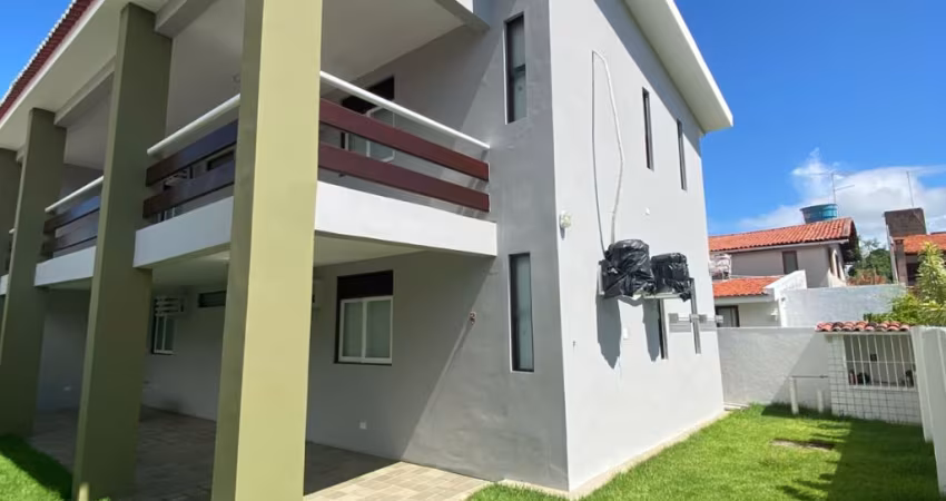 Casa duplex com 6 quartos sendo 2 suítes à venda, em Serrambi.