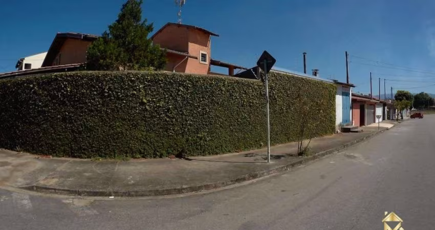 Casa à Venda em Jardim Garcez, Taubaté - SP