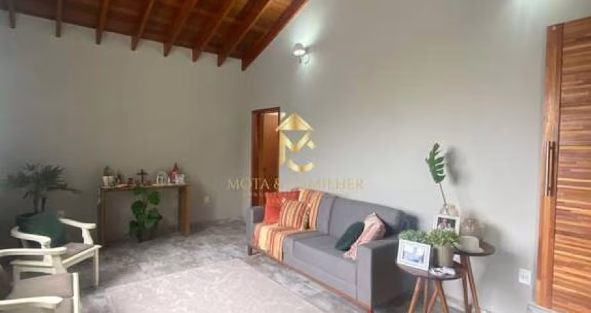 Casa com varanda gourmet à venda no condomínio Colinas.