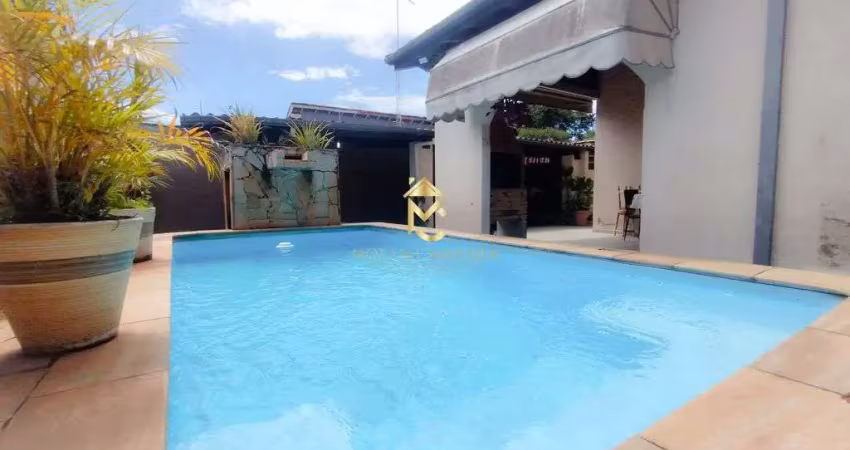 Casa com piscina em rua pública disponível para venda