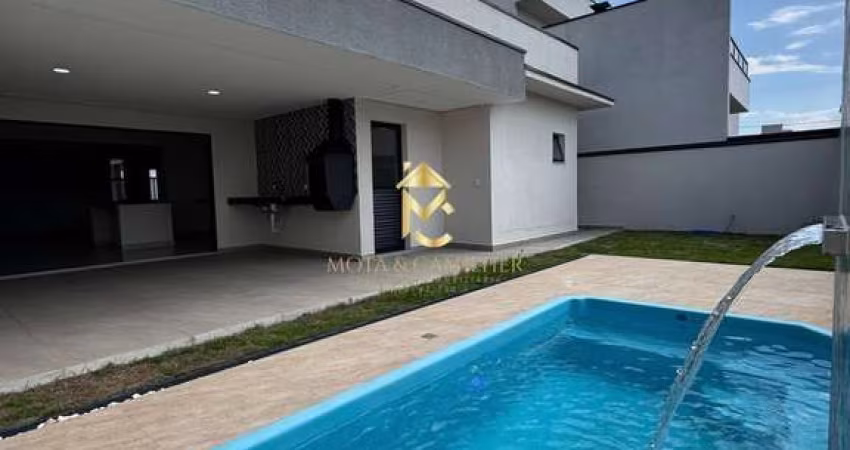 Casa nova com piscina à venda em condomínio.