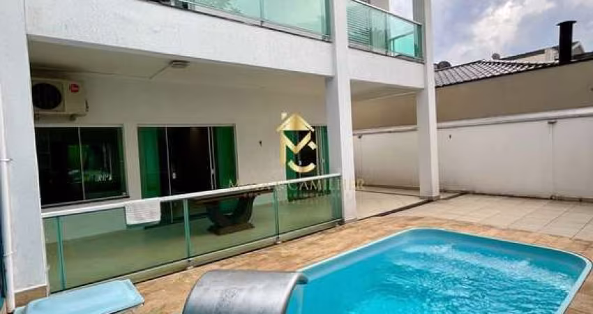 Casa com 3 dormitórios e piscina disponível para Locação em condomínio