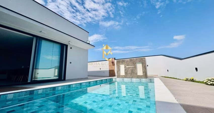 Casa com piscina e varanda Gourmet à venda em condomínio fechado.
