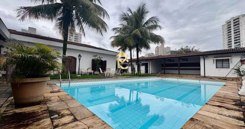 Residência em via pública disponível para venda e locação.