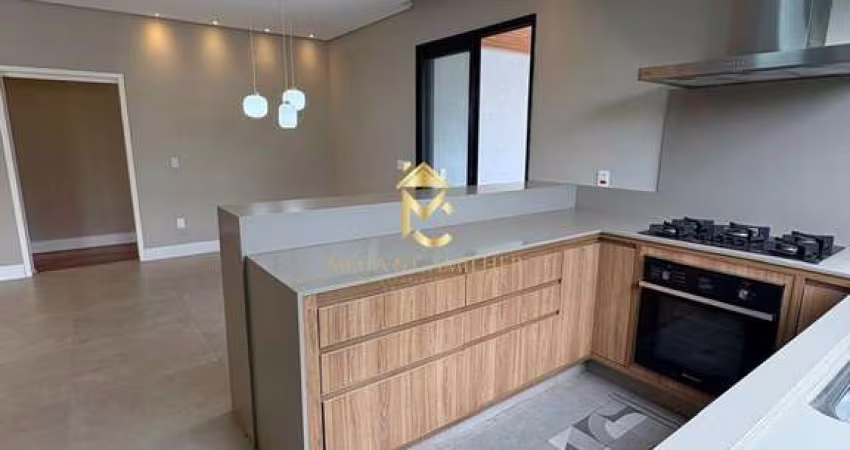 Casa com 3 suítes para locação em condomínio.