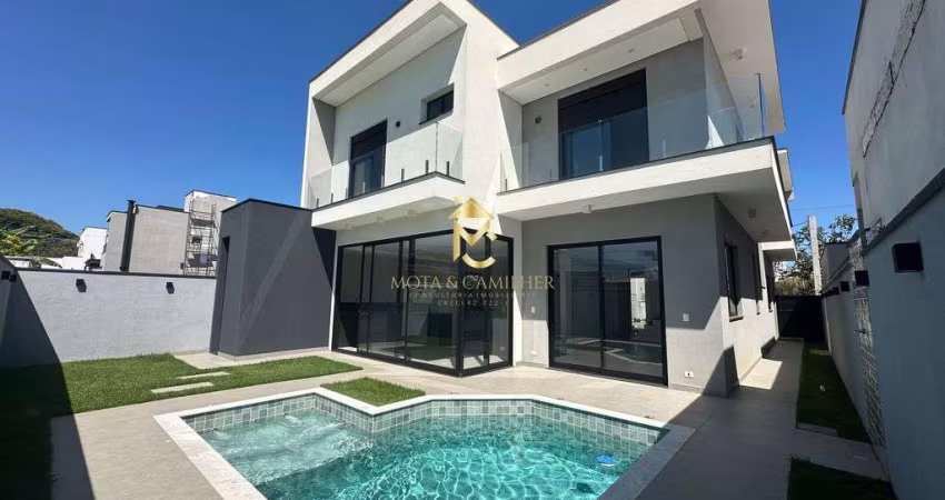 Casa em condomínio com piscina à venda em Taubaté.