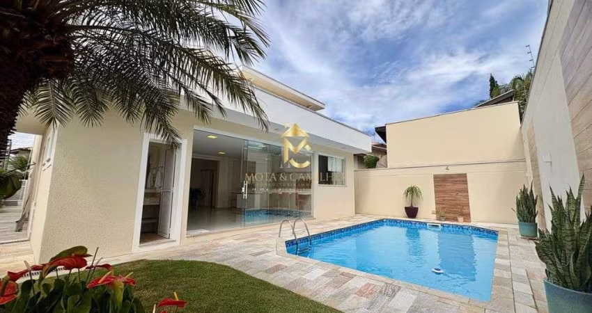 Sobrado com piscina em condomínio disponível para venda