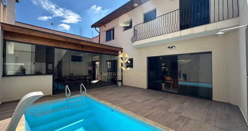 Casa com piscina à venda em condomínio.