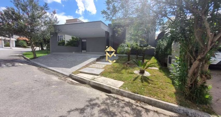 CASA À VENDA COM PISCINA EM CONDOMÍNIO FECHADO