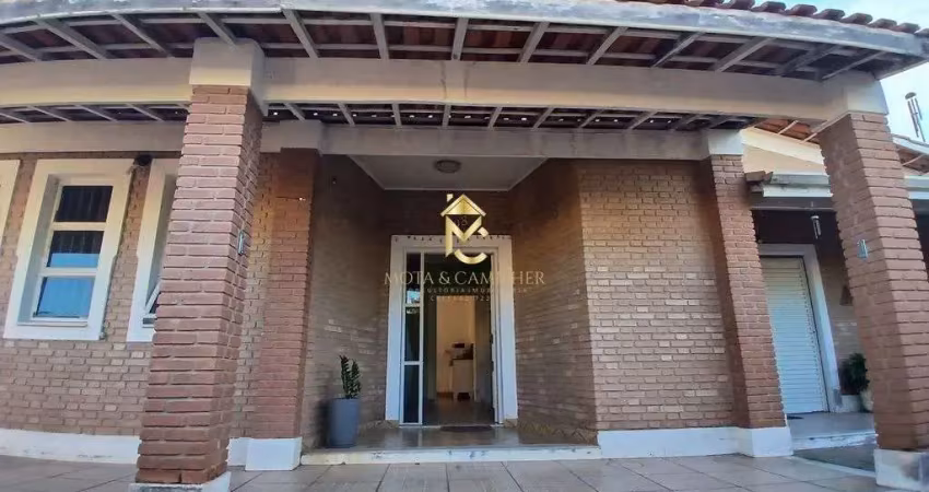Casa em via publica à venda com excelente localização.