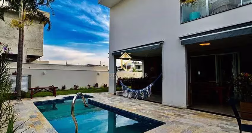 Casa com varanda gourmet e piscina disponível para locação em condomínio fechado