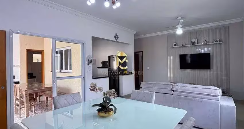 Casa com varanda gourmet e piscina à venda em condomínio em taubaté.