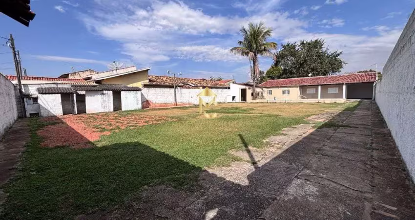 Chácara com piscina à venda ou locação em via pública.