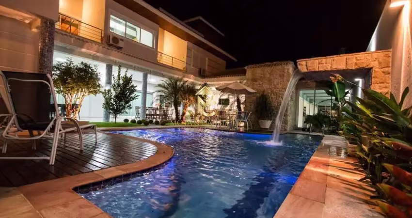 Casa com piscina e varanda gourmet à venda em condomínio .