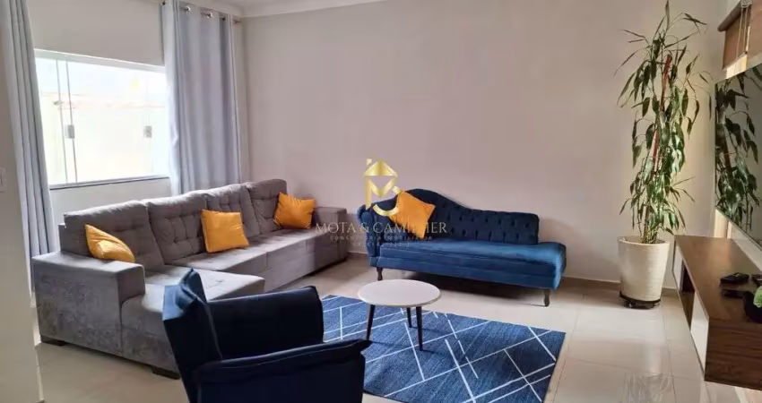 Casa sobrado em via pública com 3 dormitórios, sendo 1 suíte.