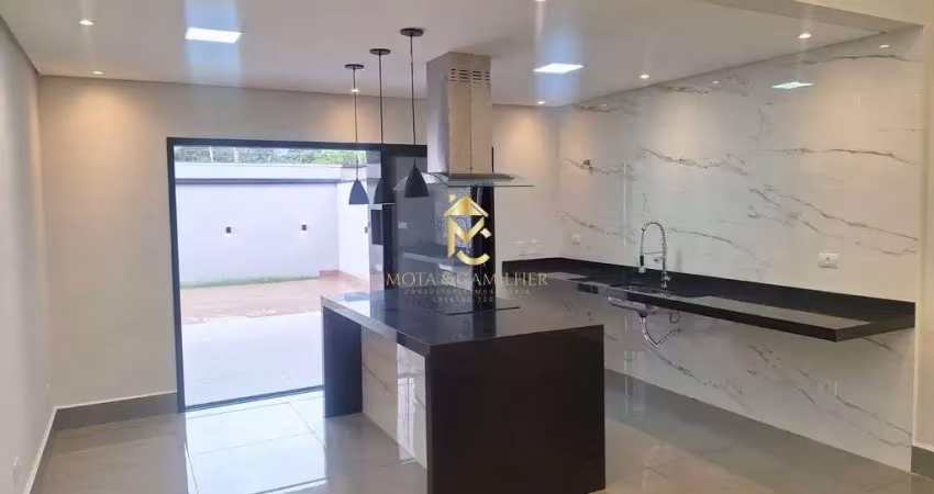 Casa térrea com piscina e varanda gourmet em condomínio fechado