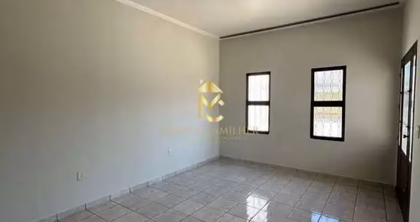 Excelente casa em via publica disponível para locação .