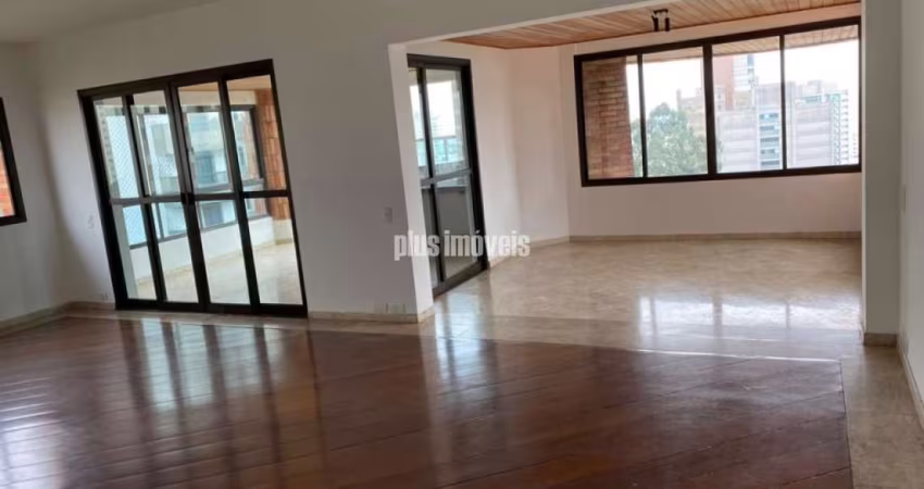 OPORTUNIDADE APARTAMENTO AREÁ UTIL 240M2, 4 VAGAS,RUA MUITO VALORIZADA.