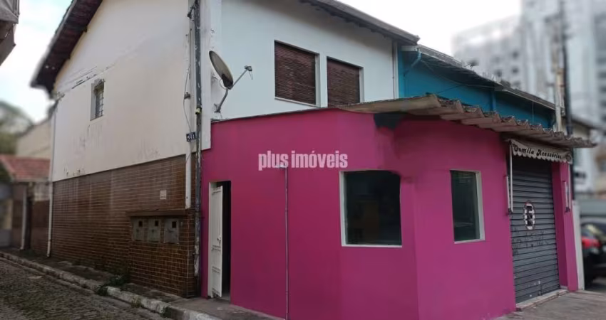 Sobrado de esquina com duas entradas. Uso misto.  Bem localizado