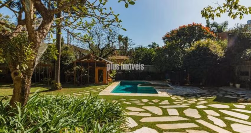 Jardim Guedala 878,20m²AC - 1.723,71m² Área de Terreno - 4 Suítes 8 Gar - Churrasqueira e Piscina