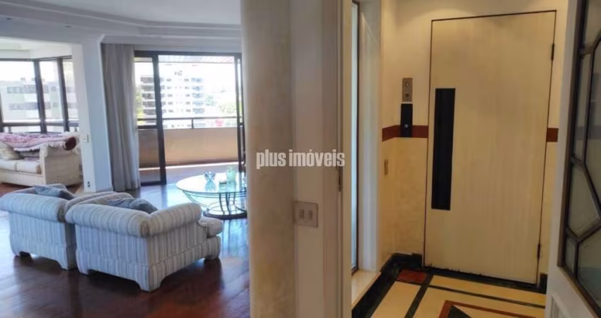 AMPLO E BEM LOCALIZADO - APARTAMENTO PRÓXIMO AO METRÔ EM MOEMA - 227 m2