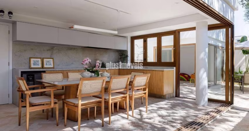 Linda Casa Sobrado em Moema - Conforto, Espaço e Localização Privilegiada!