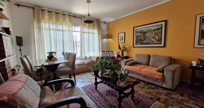 Sobrado com ambientes amplos e arejados.