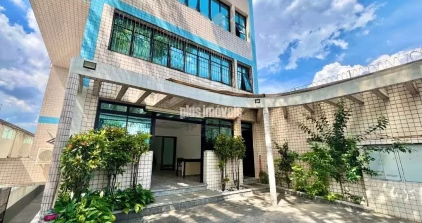 Prédio Comercial e 10 banheiros à Venda, 749 m²