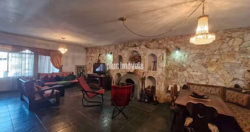 Casa assobradada com 360m² de área construída no campo belo