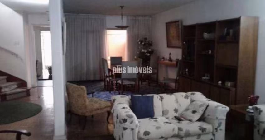 Casa em frente a praça no Jardim Paulistano