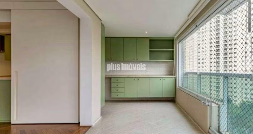 Belíssimo apartamento andar alto, living amplo, varanda envidraçada