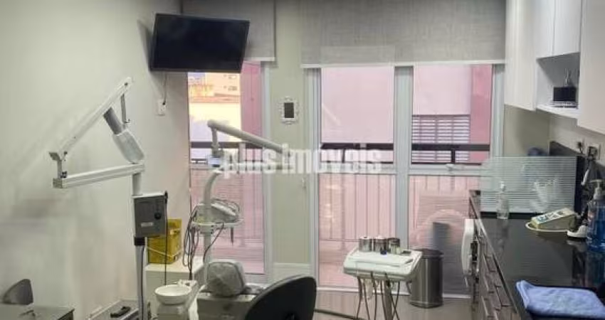 Conjunto comercial no Jabaquara, 40m², com banheiro e vaga de garagem coberta.