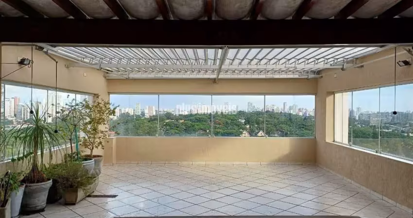 Exclente cobertura duplex, com varanda e churrasqueira.