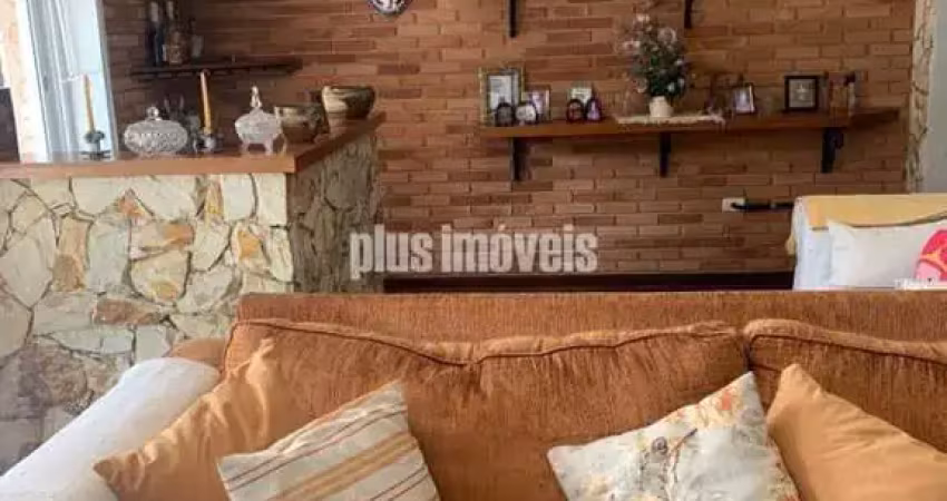 Casa térrea alto padrão com 500 mts de área útil, 4 dormitórios, 2 suítes, 8 vagas.