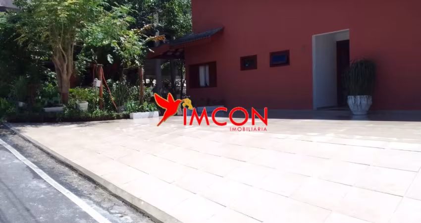 Belíssima  Casa de 330m2 –em Arujá – Condomínio de Alto Padrão com 03 suítes