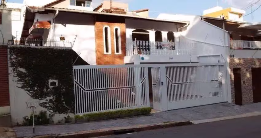 Jardim Messina - Linda casa assobradada repleta de armários
