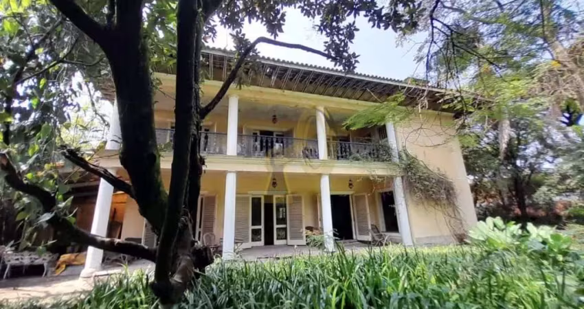 Casa à Venda em Alto de Pinheiros - SP