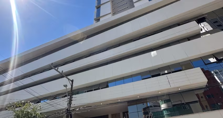 Lindo apartamento com 03 suites e duas vagas próximo à praia central em Balneário Camboriú